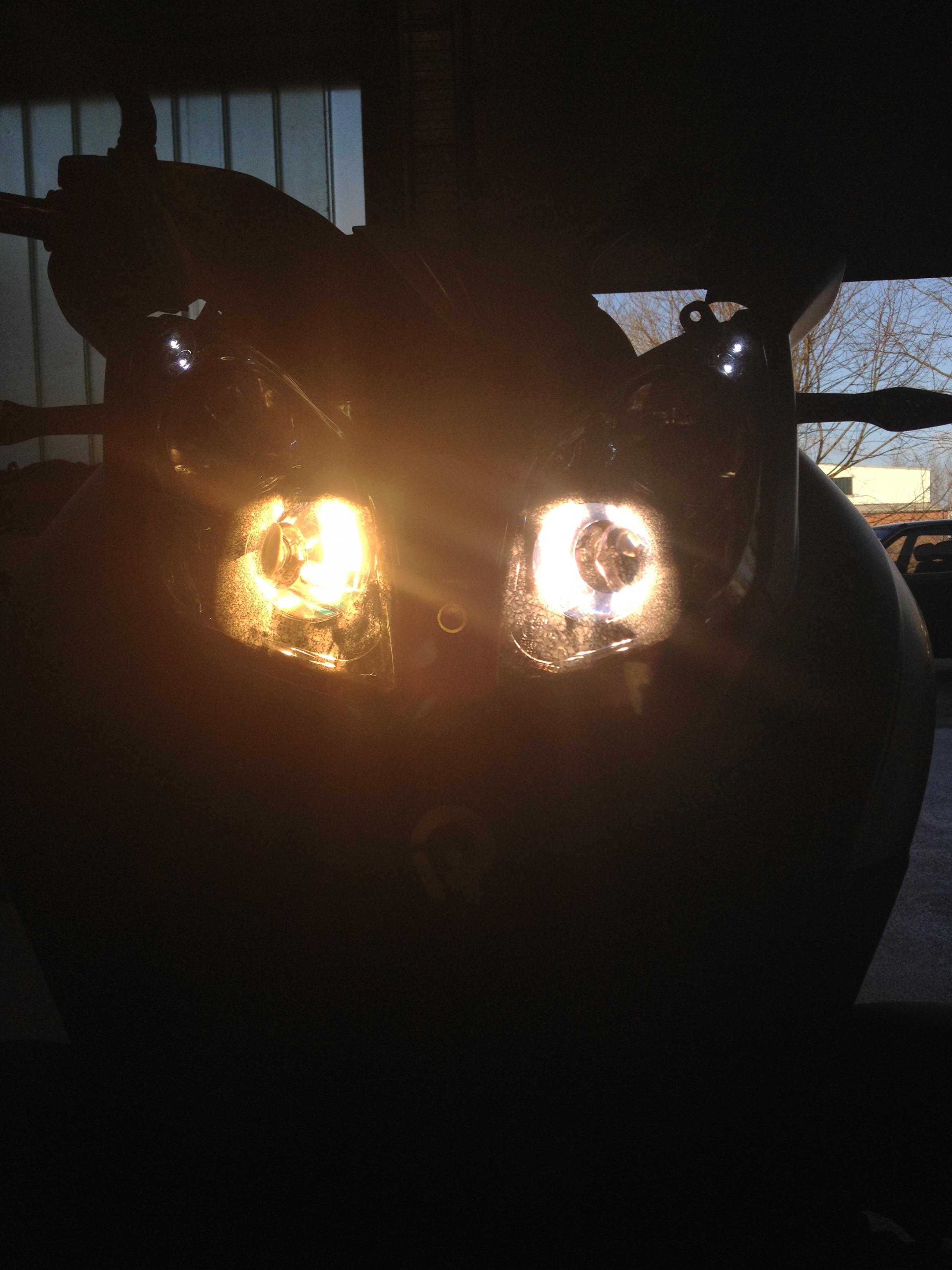 Links die Werksbeleuchtung  (Draufsicht)
Rechts H8 - PGJ19-1 BLUETECH XENON BLUE 9500 GLHLAMPEN mit STVO